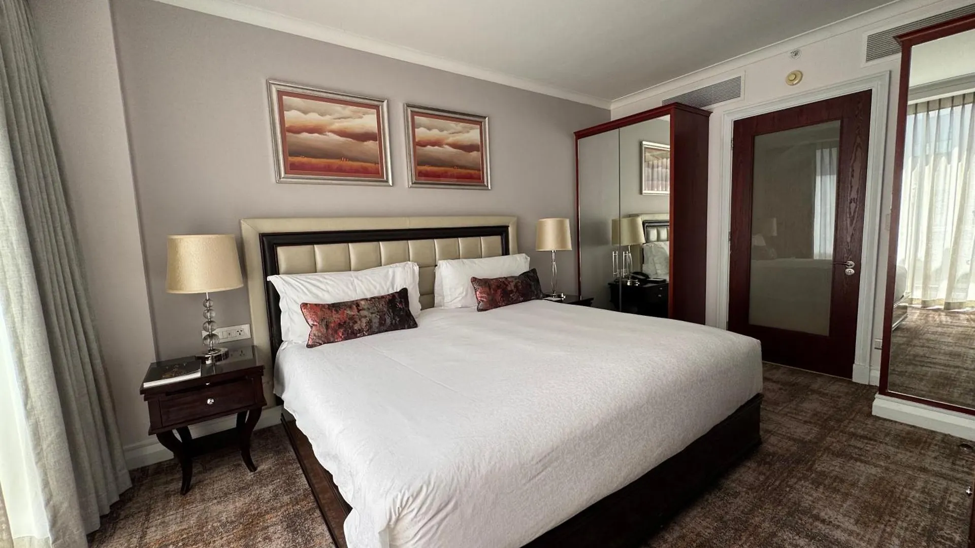 Luxury Residence At Taj Cape Town - Top Corner Apartment With Balcony - Newly Renovated
