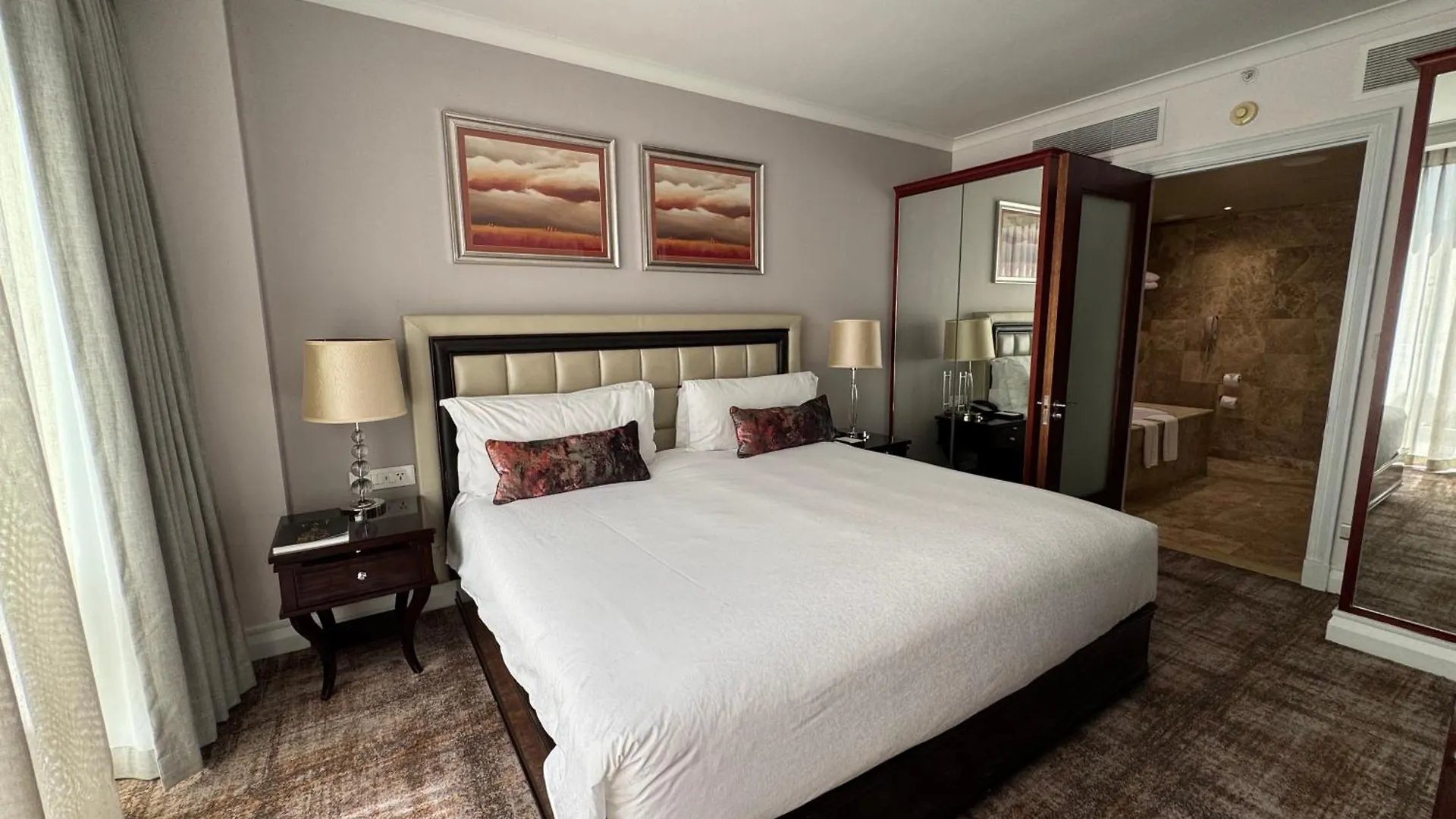 Luxury Residence At Taj Cape Town - Top Corner Apartment With Balcony - Newly Renovated South Africa